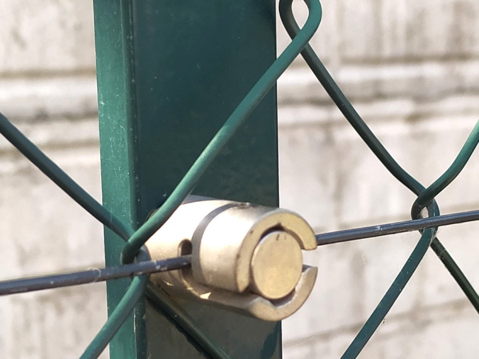 LiteWIRE passing through the tensioning bolt on a pole of a flexible fence
