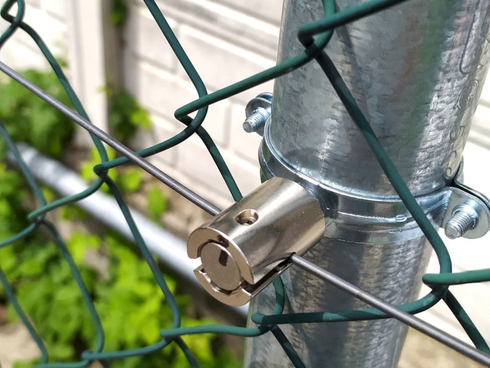 Tensioning bolt for plastic fiber cable LiteWIRE on a flexible fence