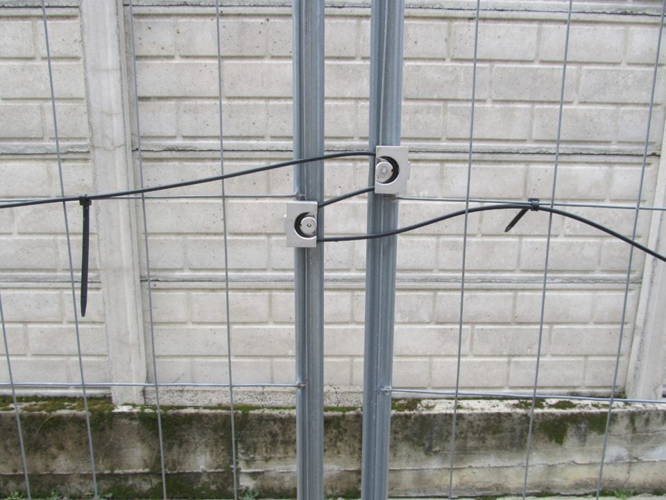 Armoured LiteWIRE cable is attached to the temporary fence with special bolts